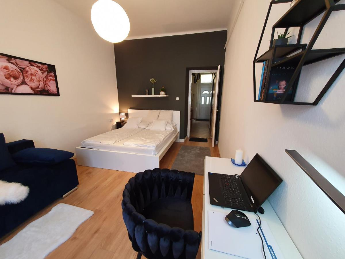 BöSIX Apartman Budapest Exteriör bild