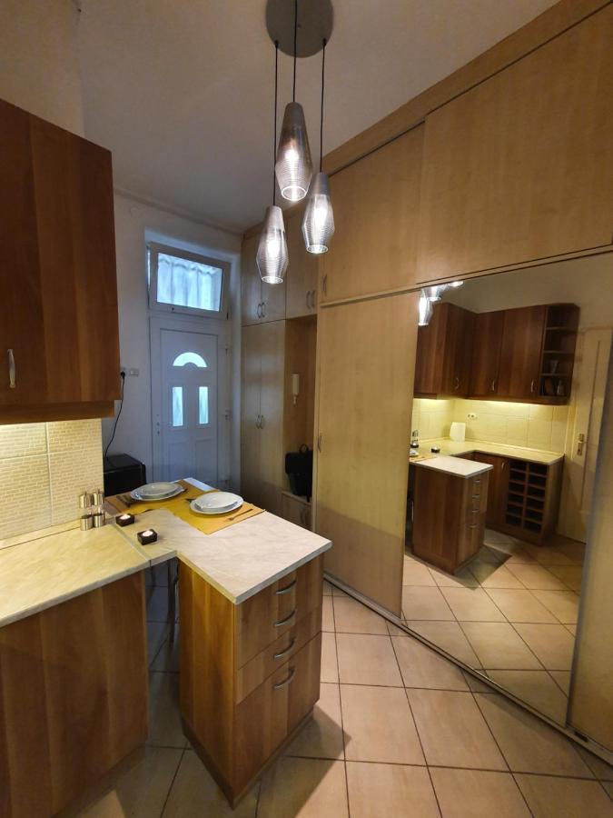 BöSIX Apartman Budapest Exteriör bild