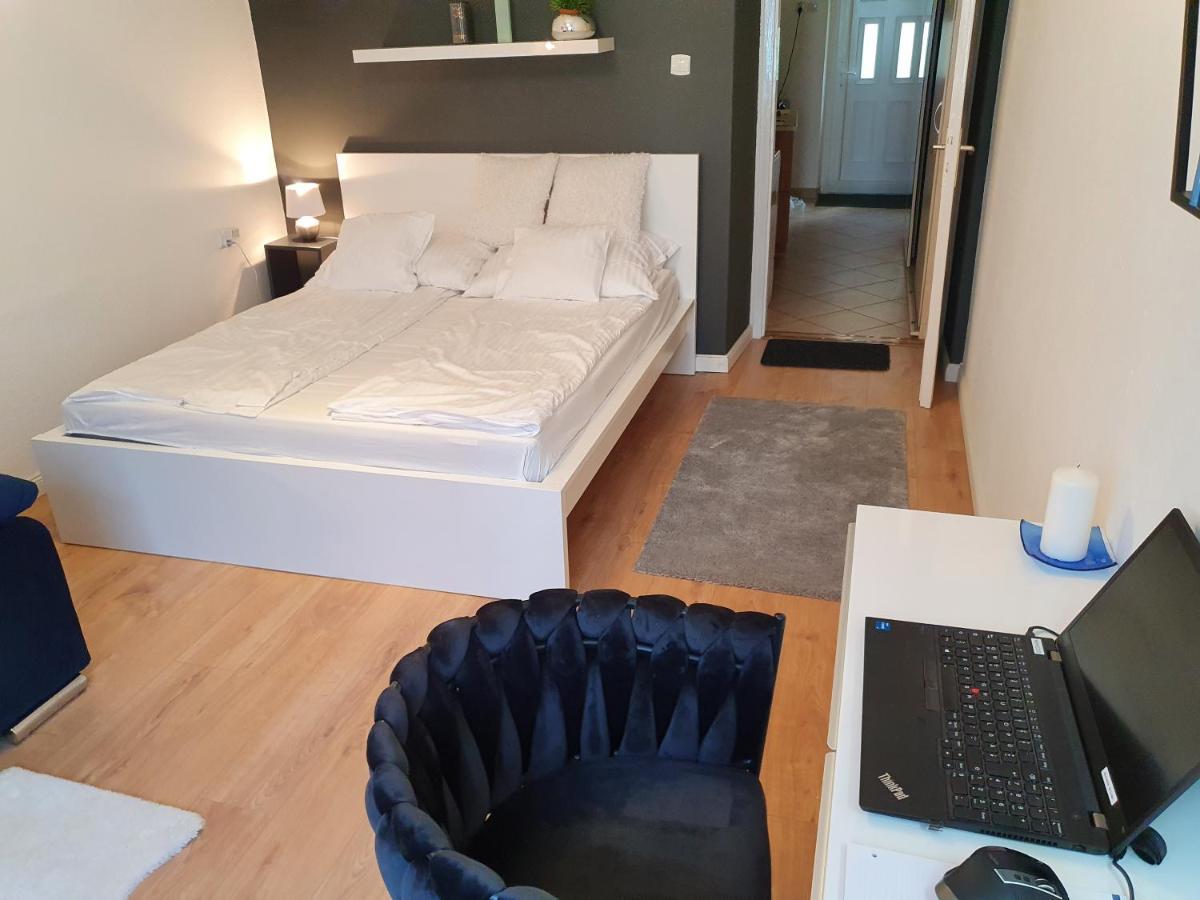 BöSIX Apartman Budapest Exteriör bild