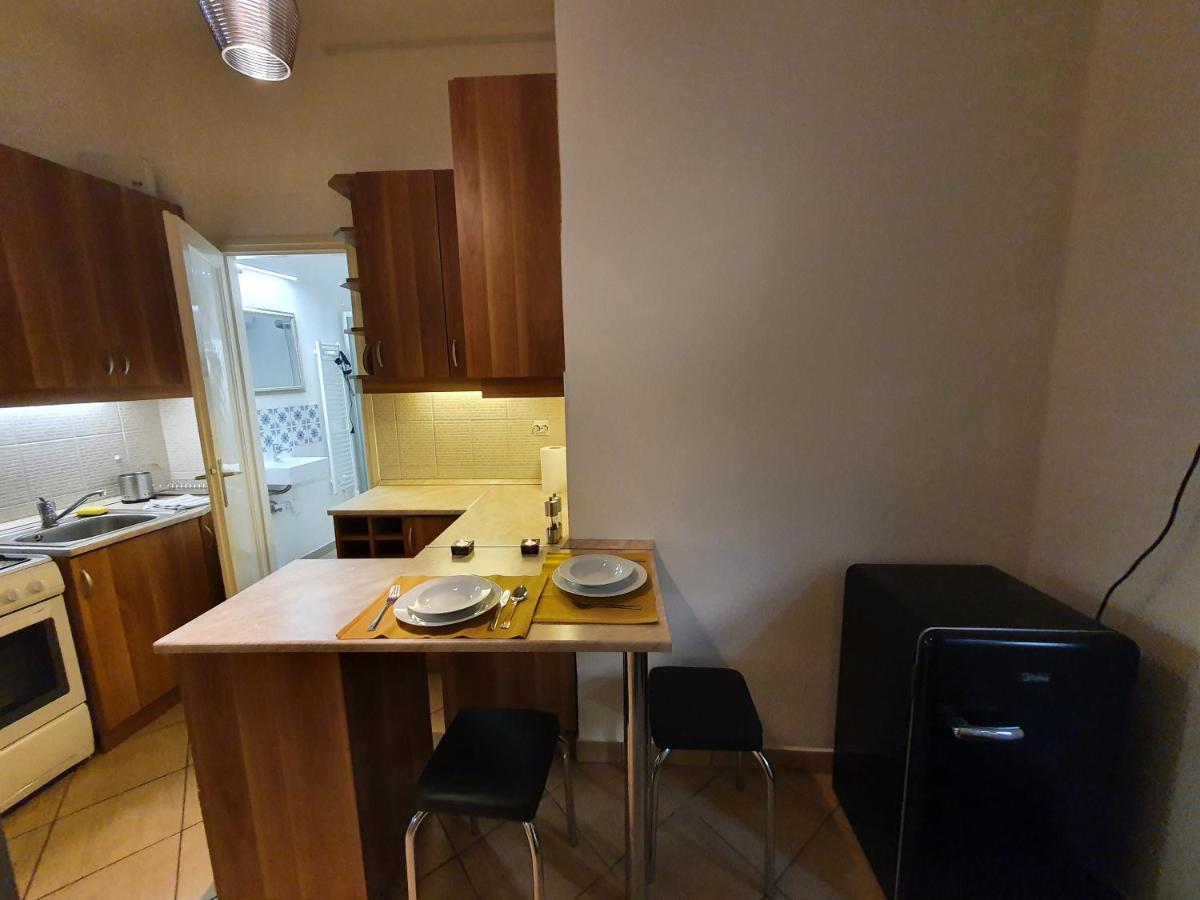 BöSIX Apartman Budapest Exteriör bild