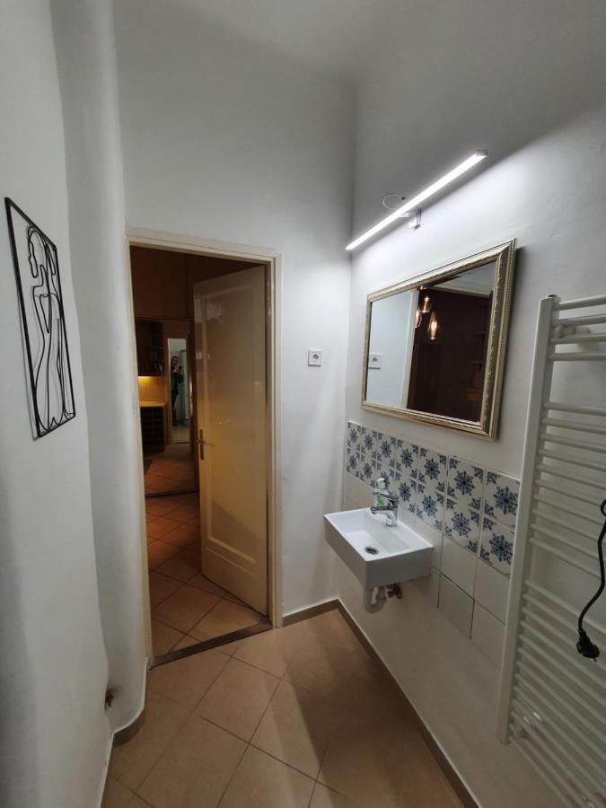BöSIX Apartman Budapest Exteriör bild